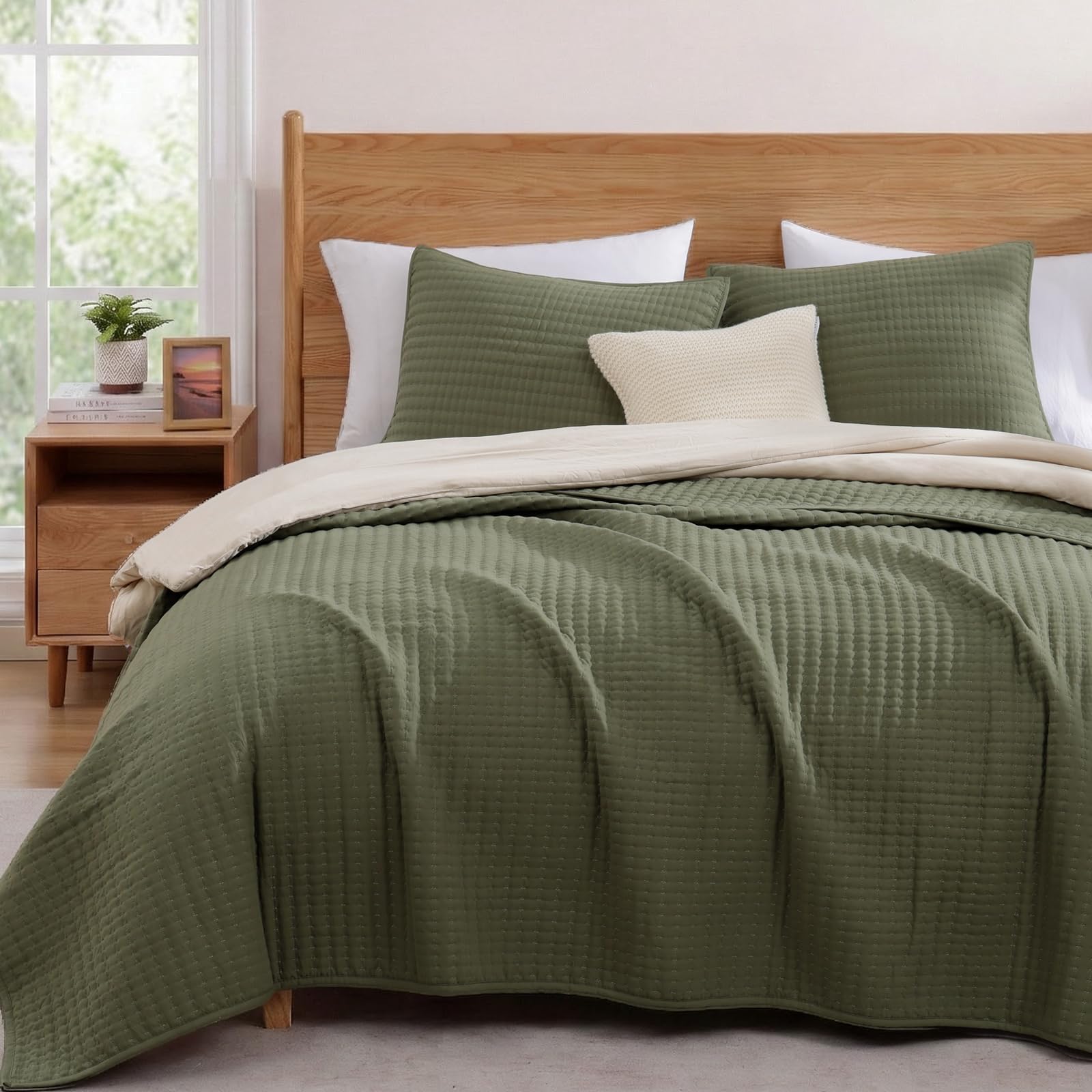 WRENSONGE Queen Quilt-3 Pieces Lightweight Bedspreads Olive Green Queen Size Quilt Bedding Set for All Seasons, Soft Summer Coverlet with 2 Pillow Shams Suitable for Bed & Couch